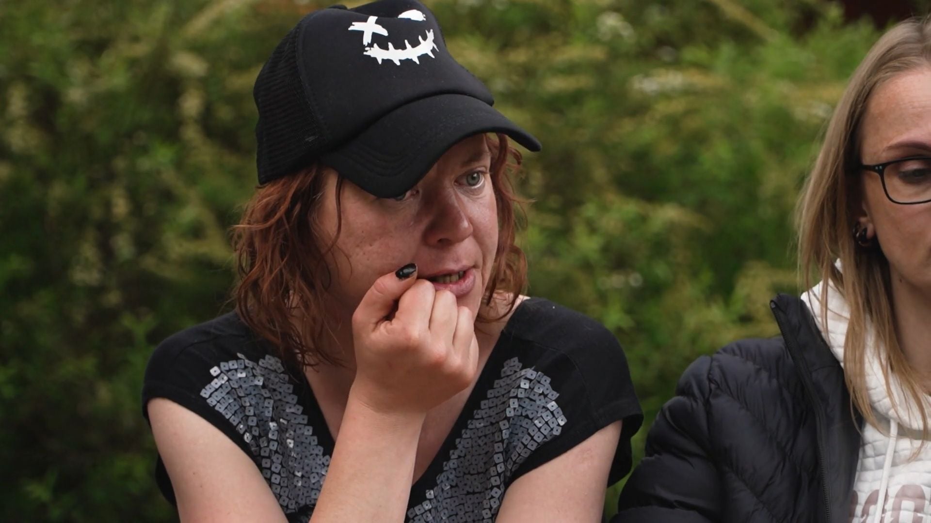 Caur ērkšķiem uz...