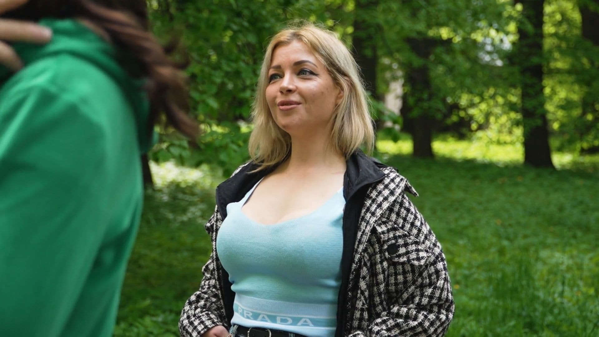 Caur ērkšķiem uz...