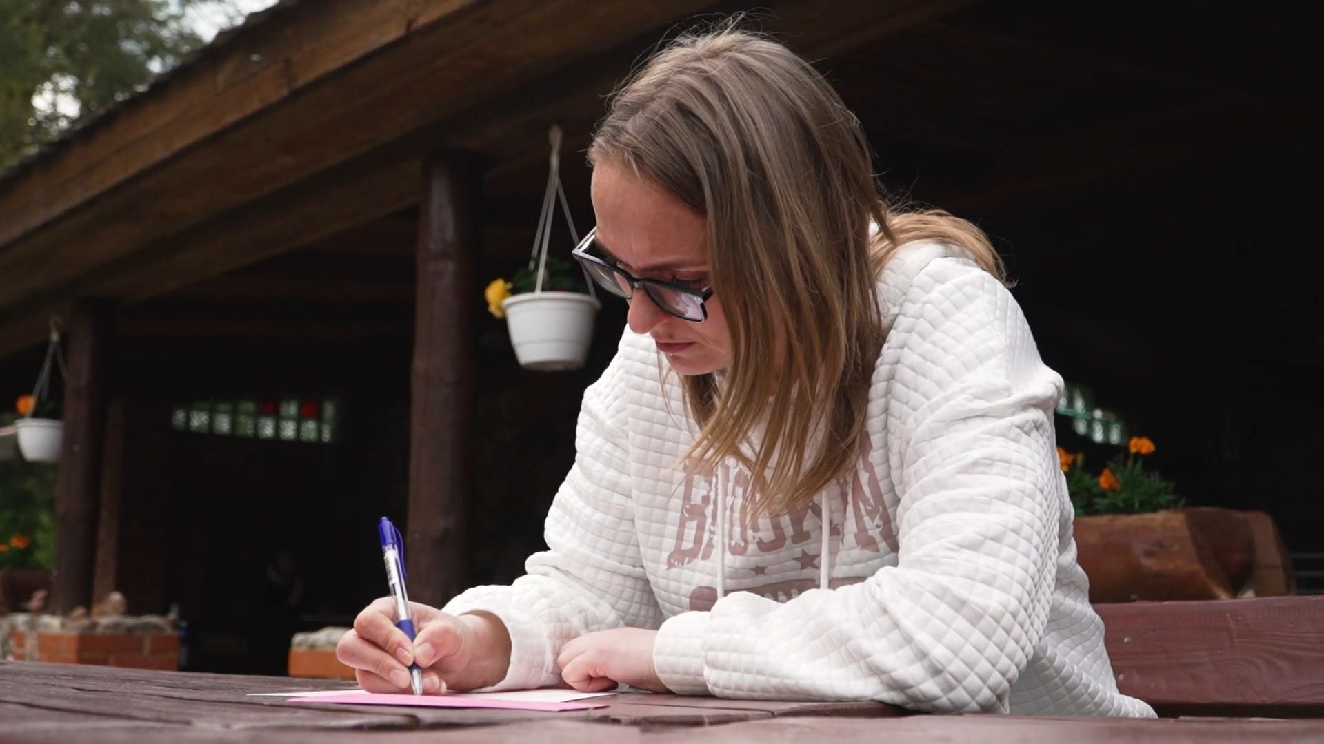 Caur ērkšķiem uz...