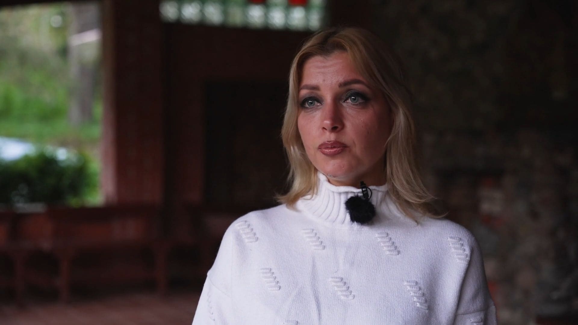 Caur ērkšķiem uz...