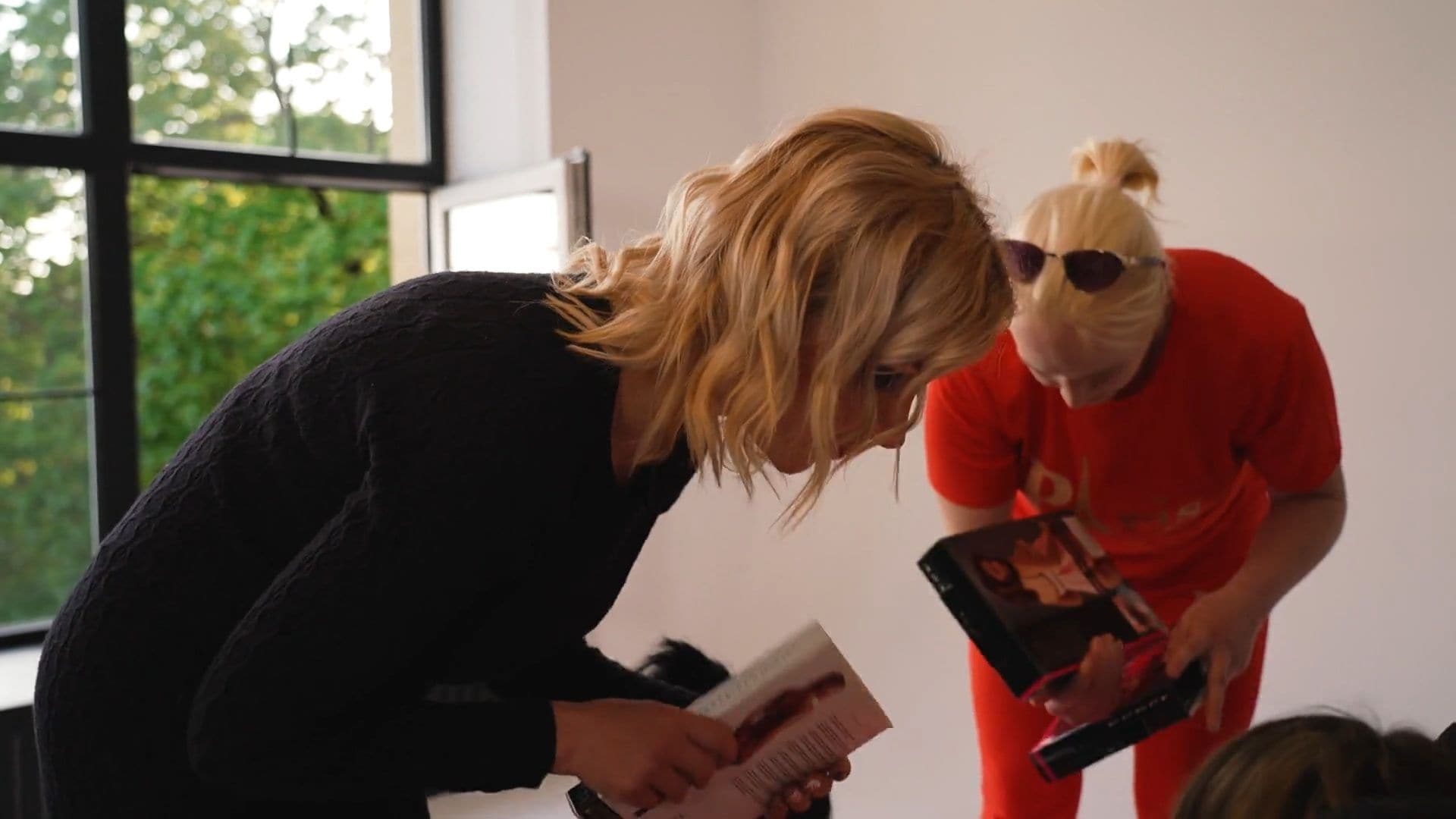 Caur ērkšķiem uz...