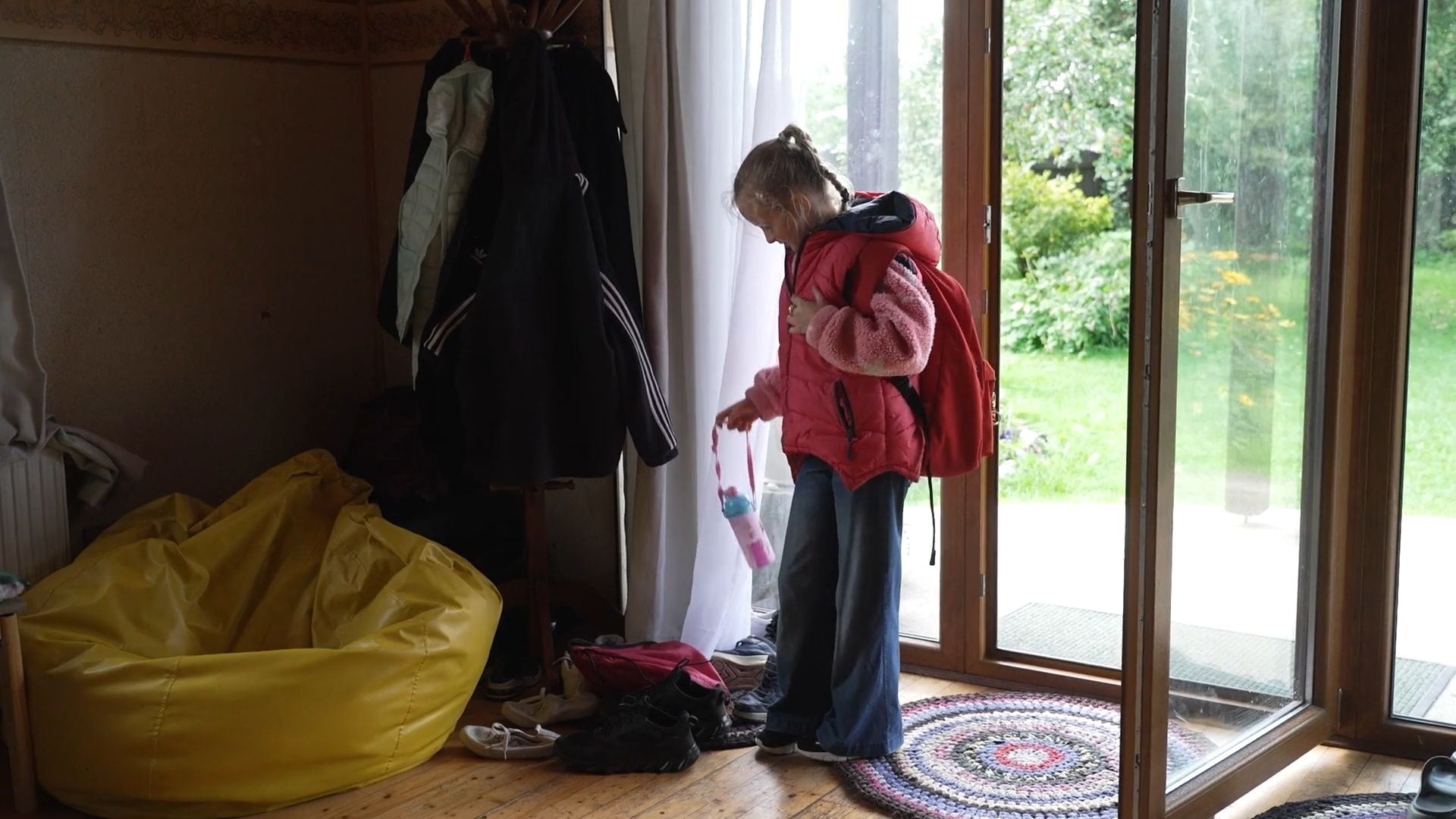 Marlēna pirmo reizi no skolas pārnāk pati