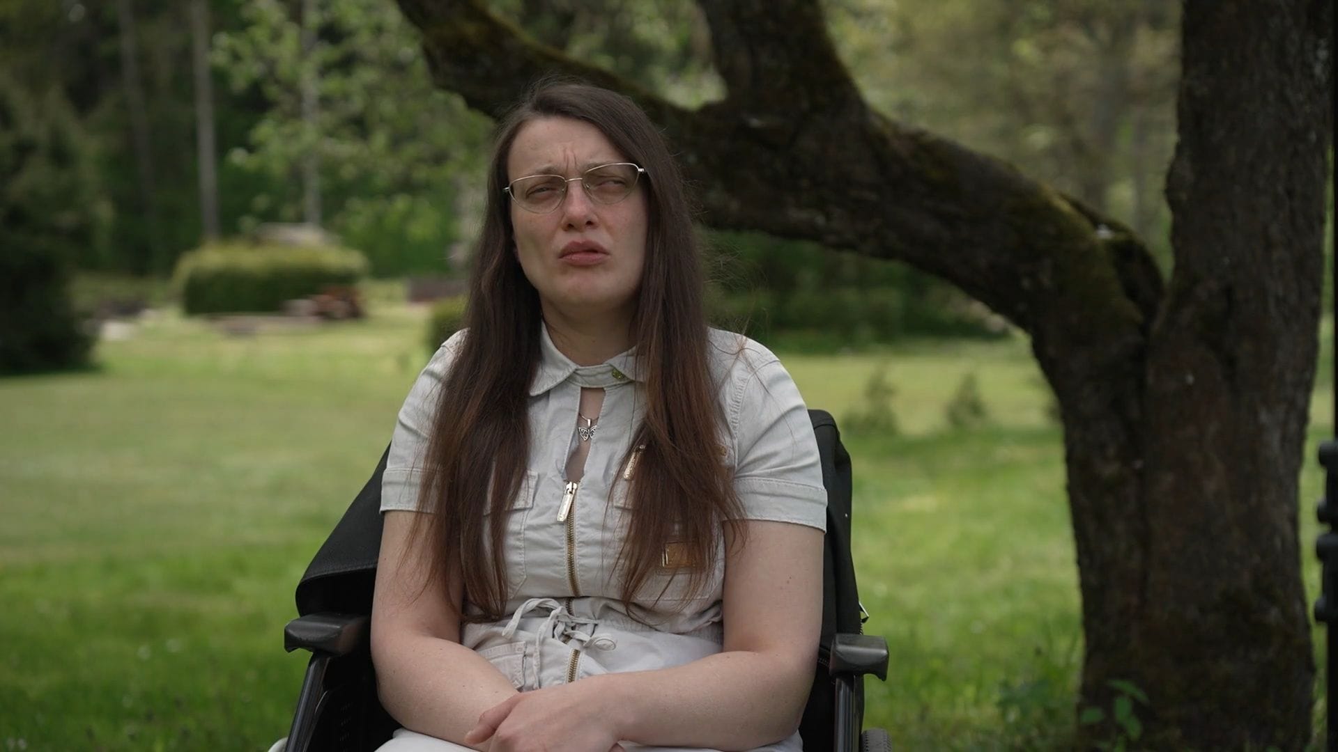 Caur ērkšķiem uz...