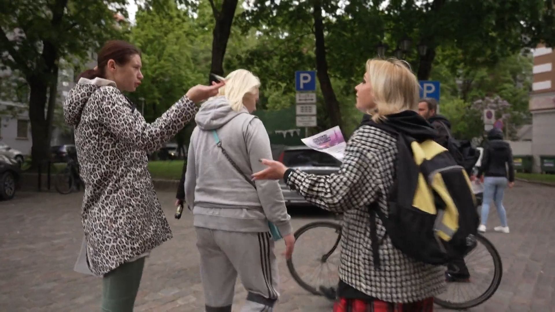 Caur ērkšķiem uz...