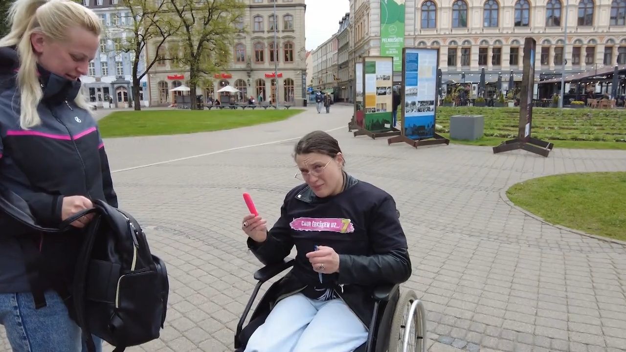 Caur ērkšķiem uz...