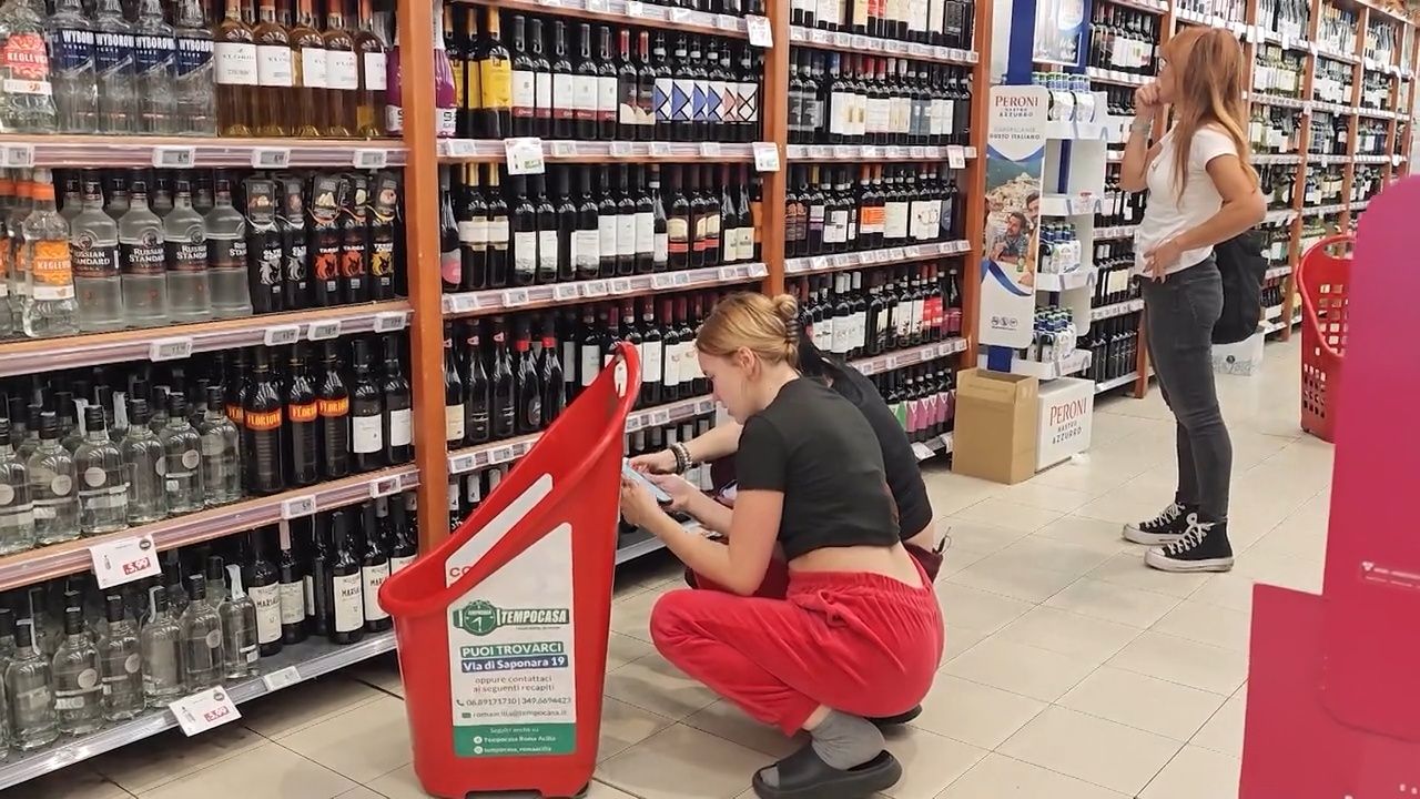 "Varam palikt un piedzerties!" Agrita ar Esteri Itālijas veikalā ķeras pie vīna izvēles