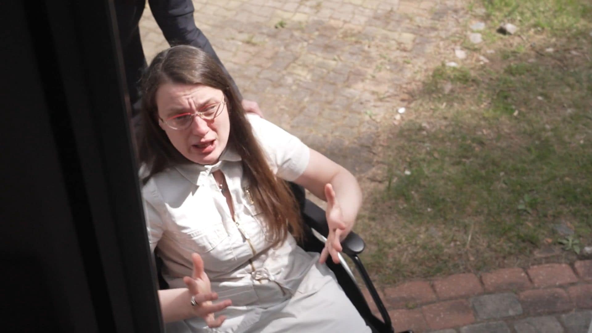 Caur ērkšķiem uz...