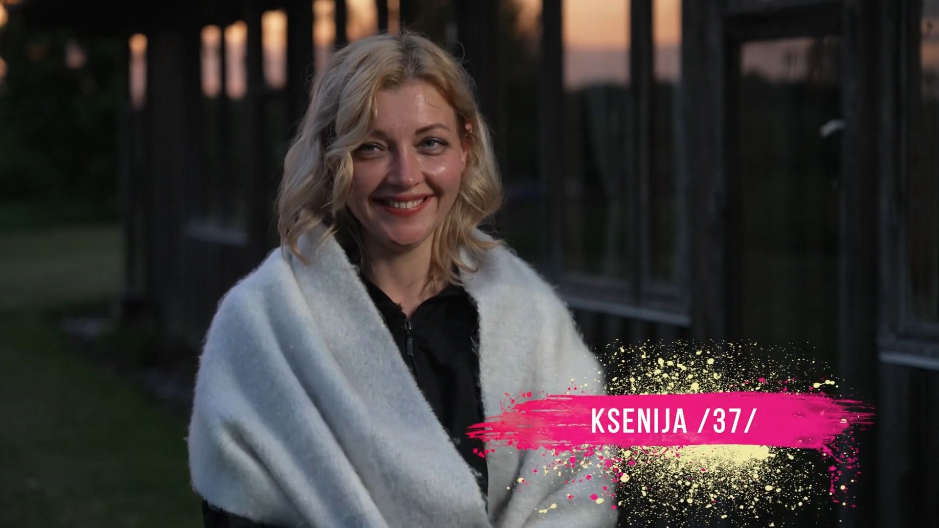 Caur ērkšķiem uz...