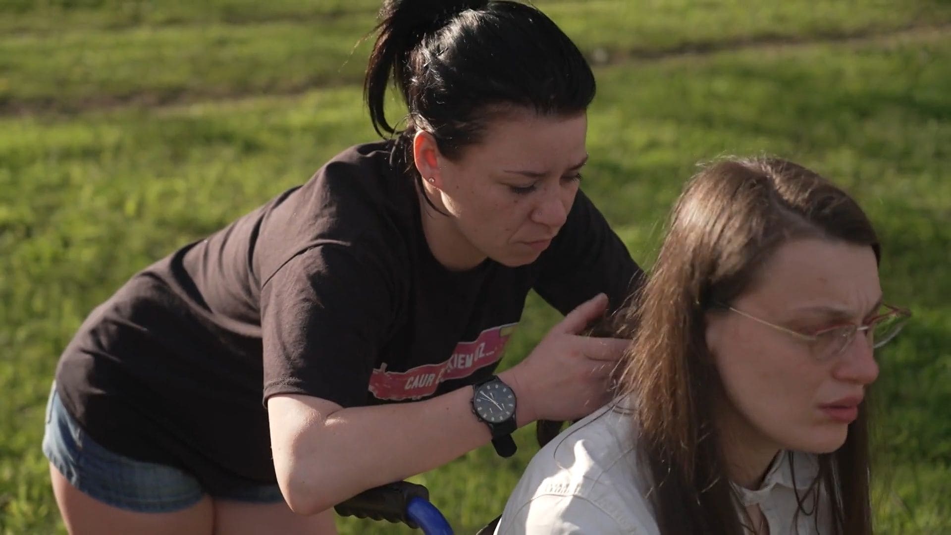 Caur ērkšķiem uz...