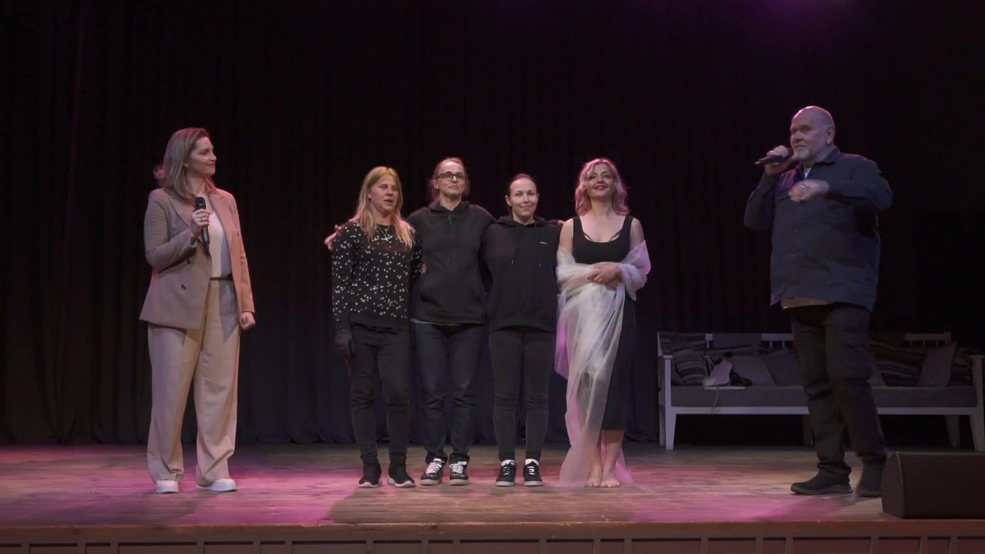 Caur ērkšķiem uz...