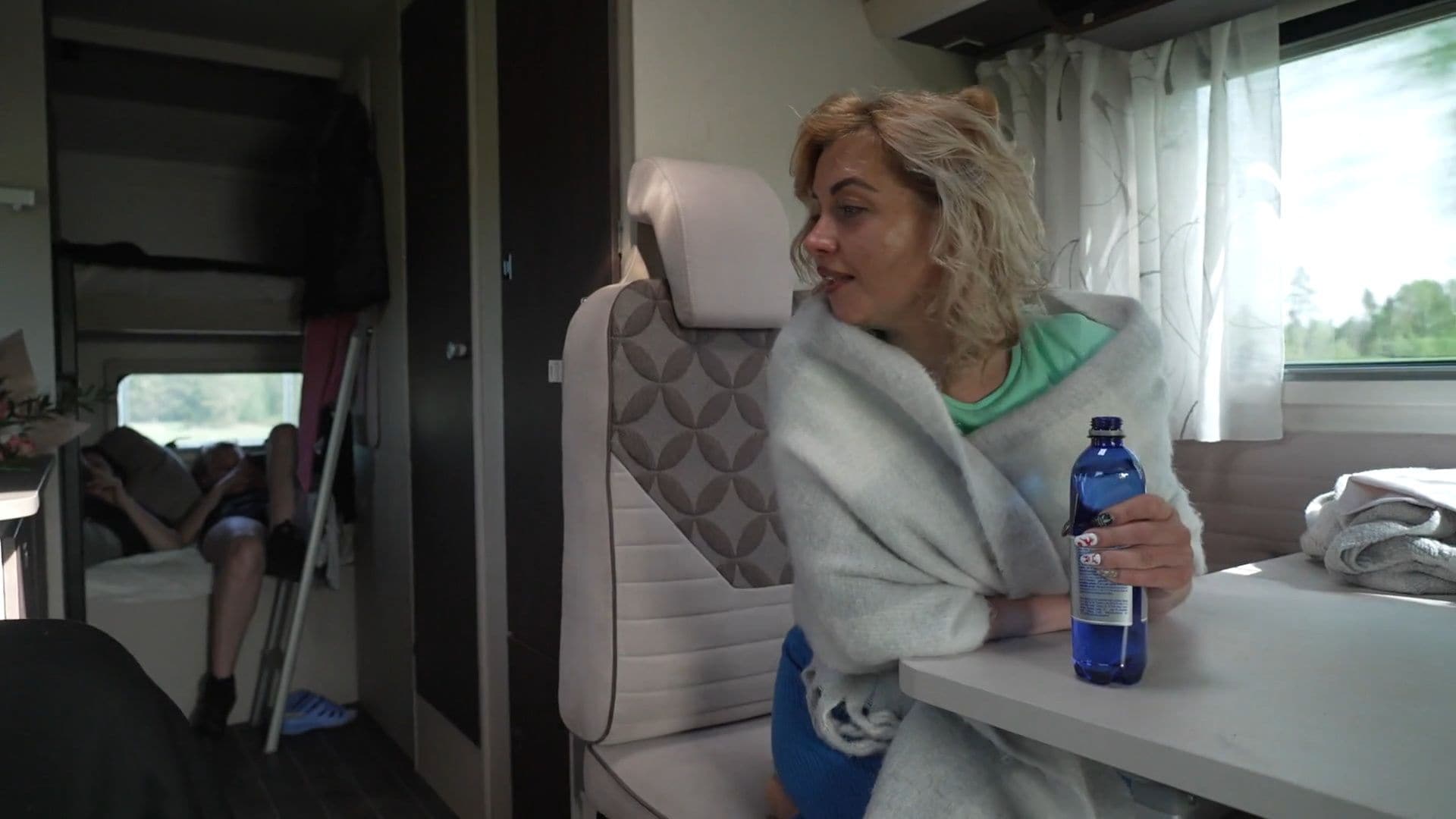 Caur ērkšķiem uz...