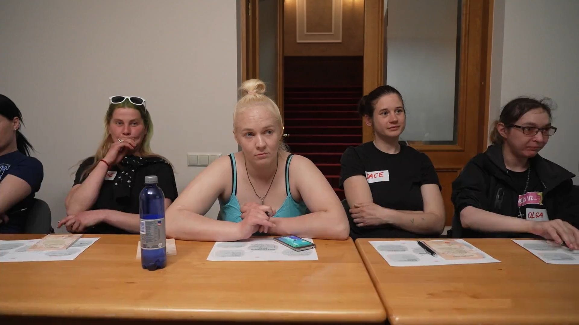 Caur ērkšķiem uz...