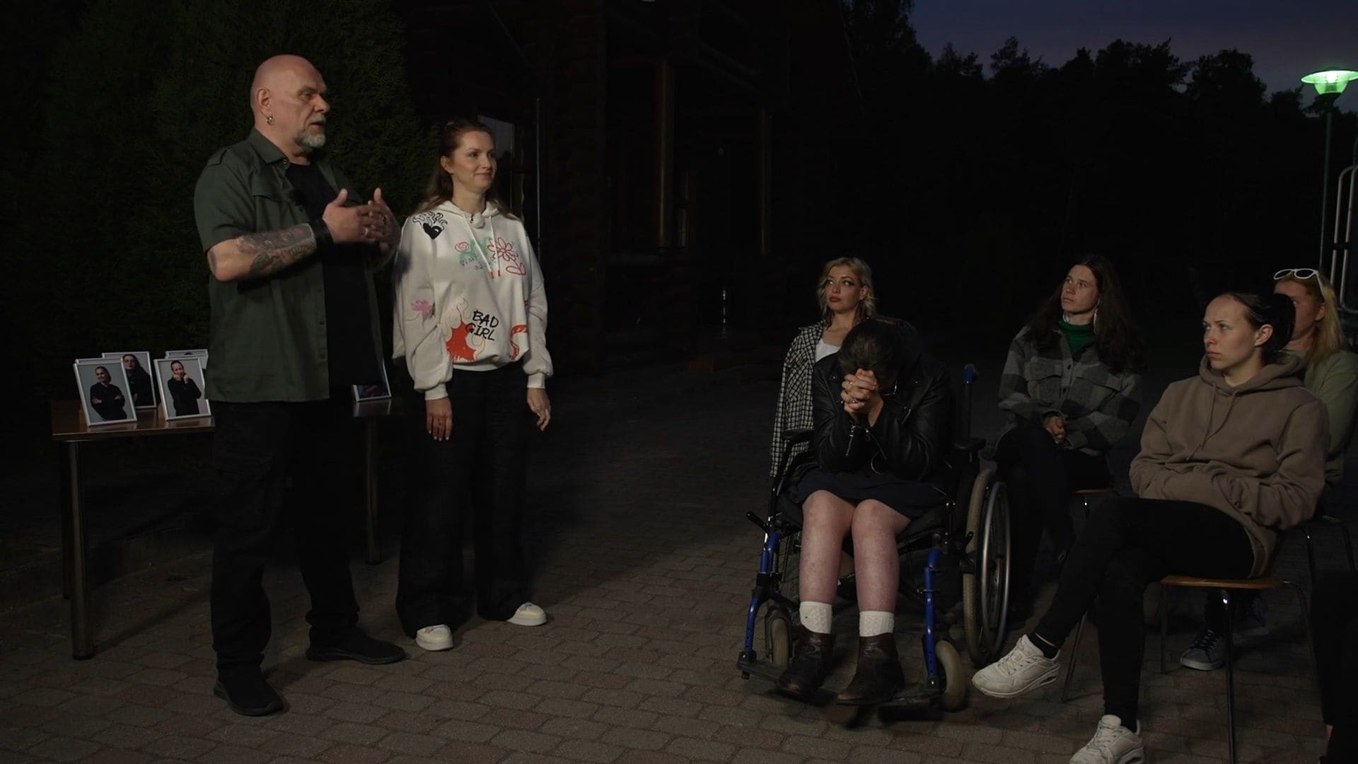 Caur ērkšķiem uz...