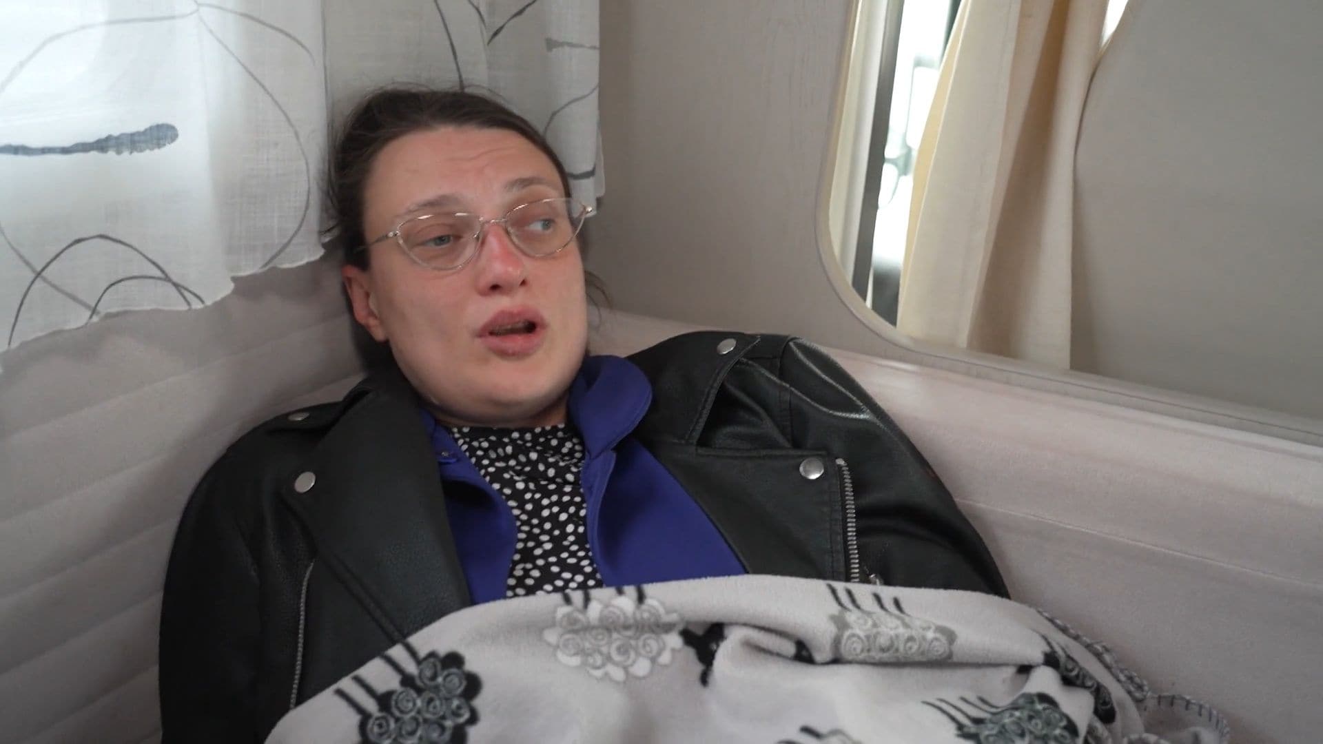 Caur ērkšķiem uz...