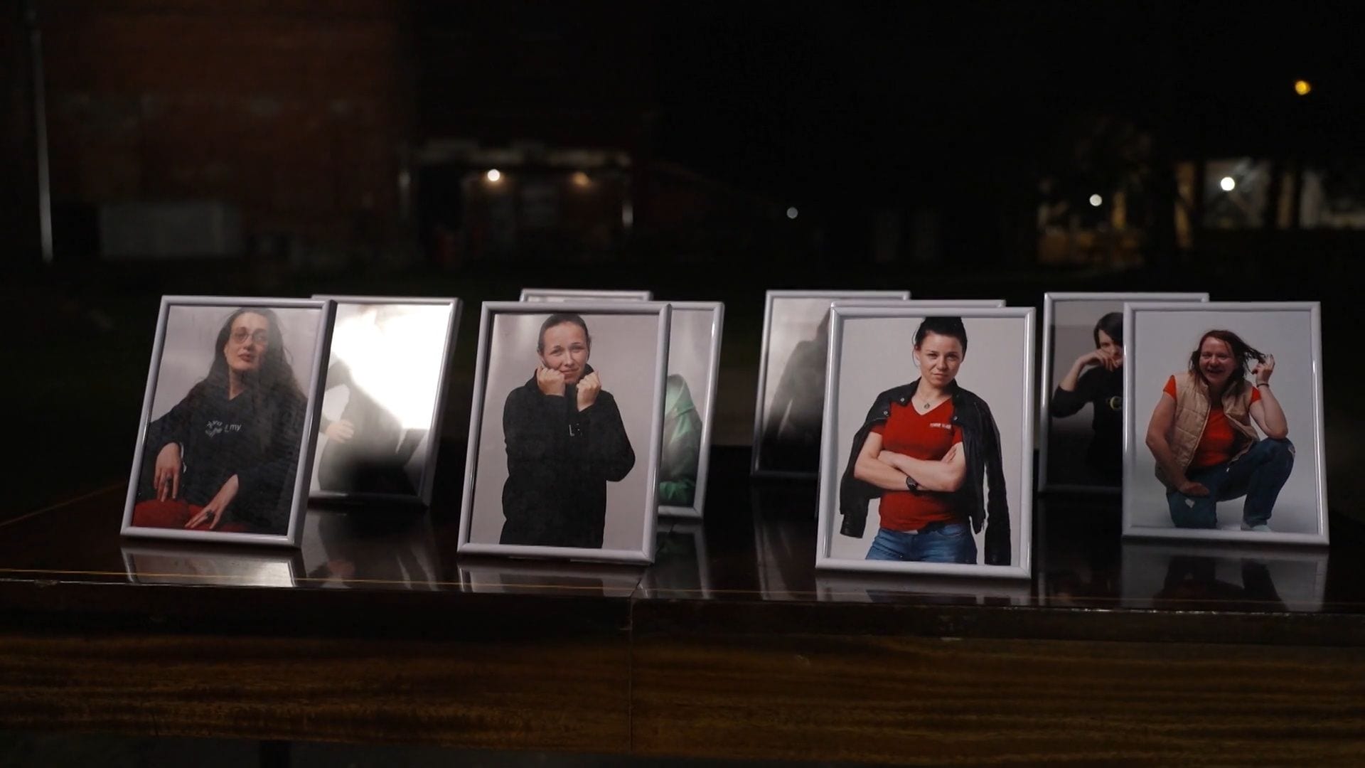 Caur ērkšķiem uz...