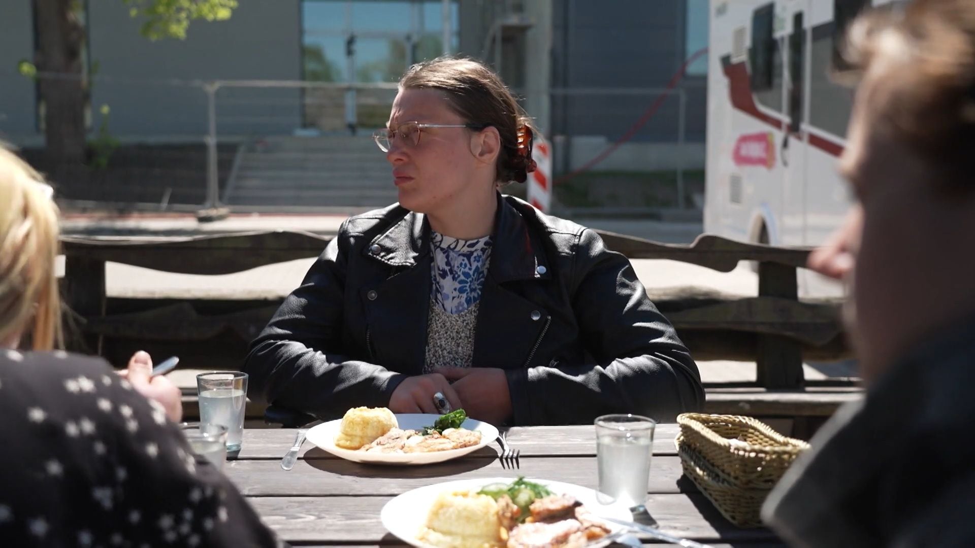 Caur ērkšķiem uz...