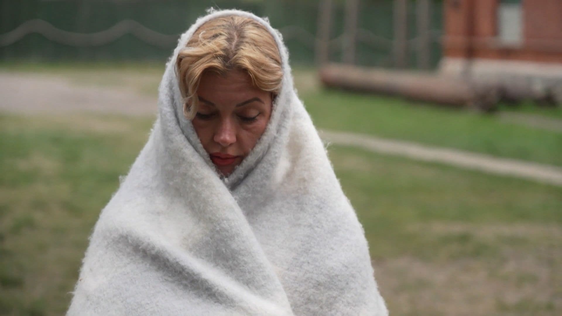 Caur ērkšķiem uz...