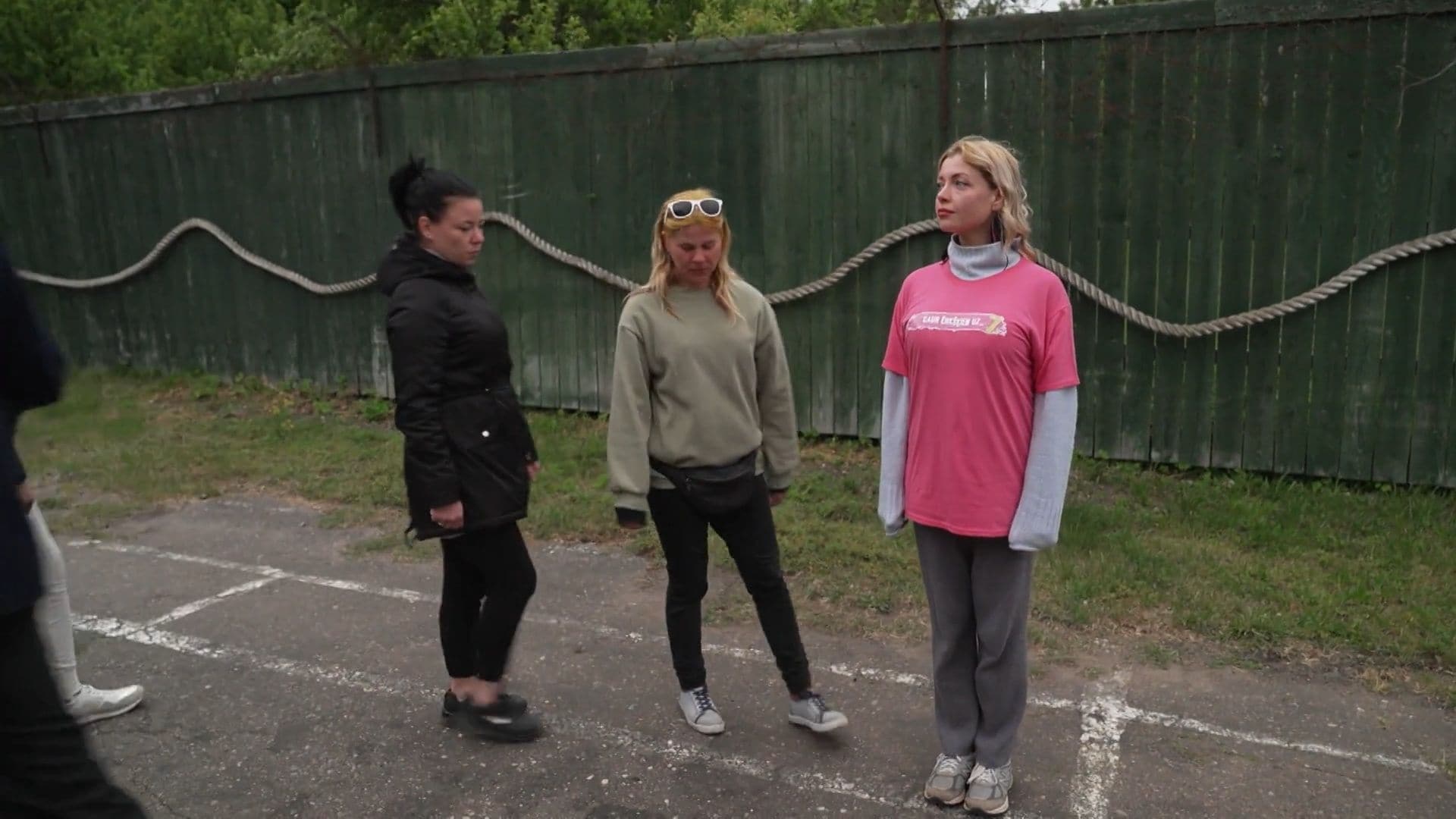 Caur ērkšķiem uz...