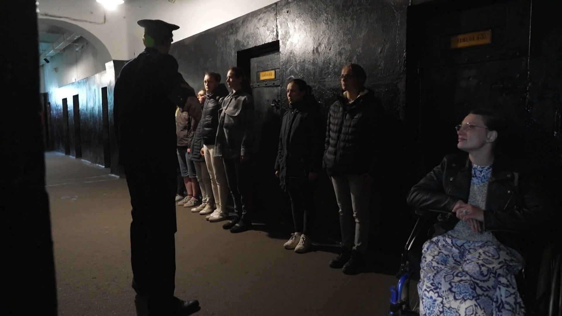 Caur ērkšķiem uz...