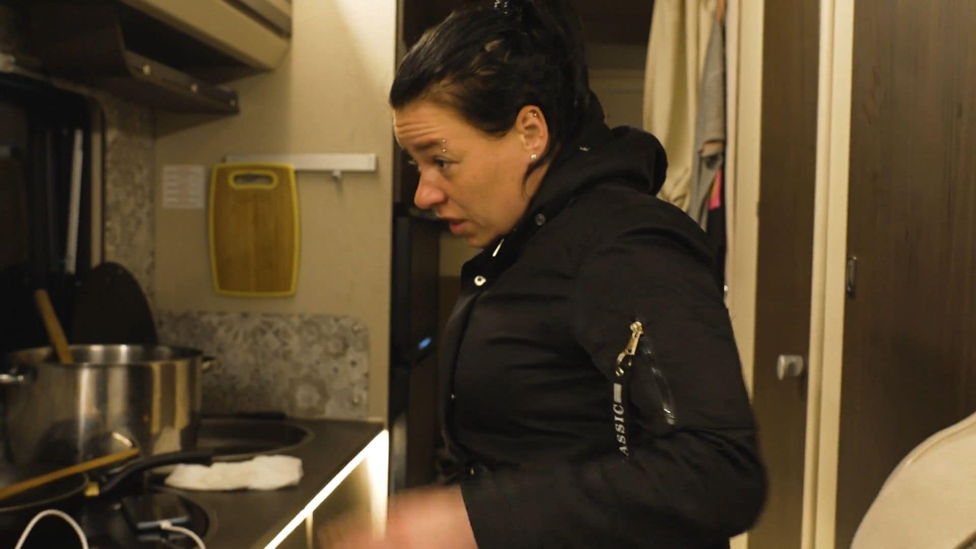 Caur ērkšķiem uz...