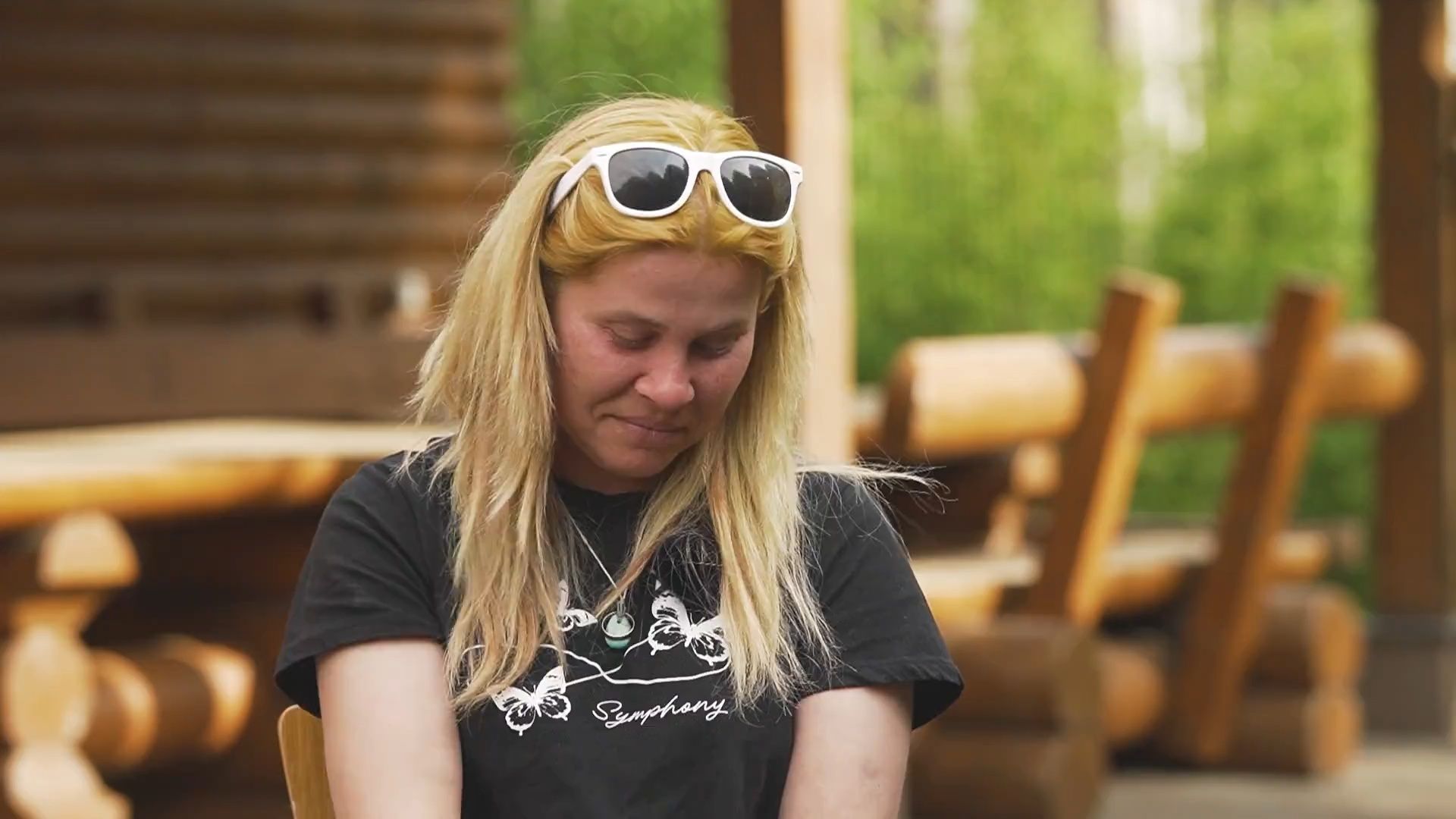 Caur ērkšķiem uz...