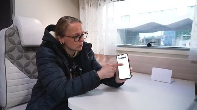 Caur ērkšķiem uz...