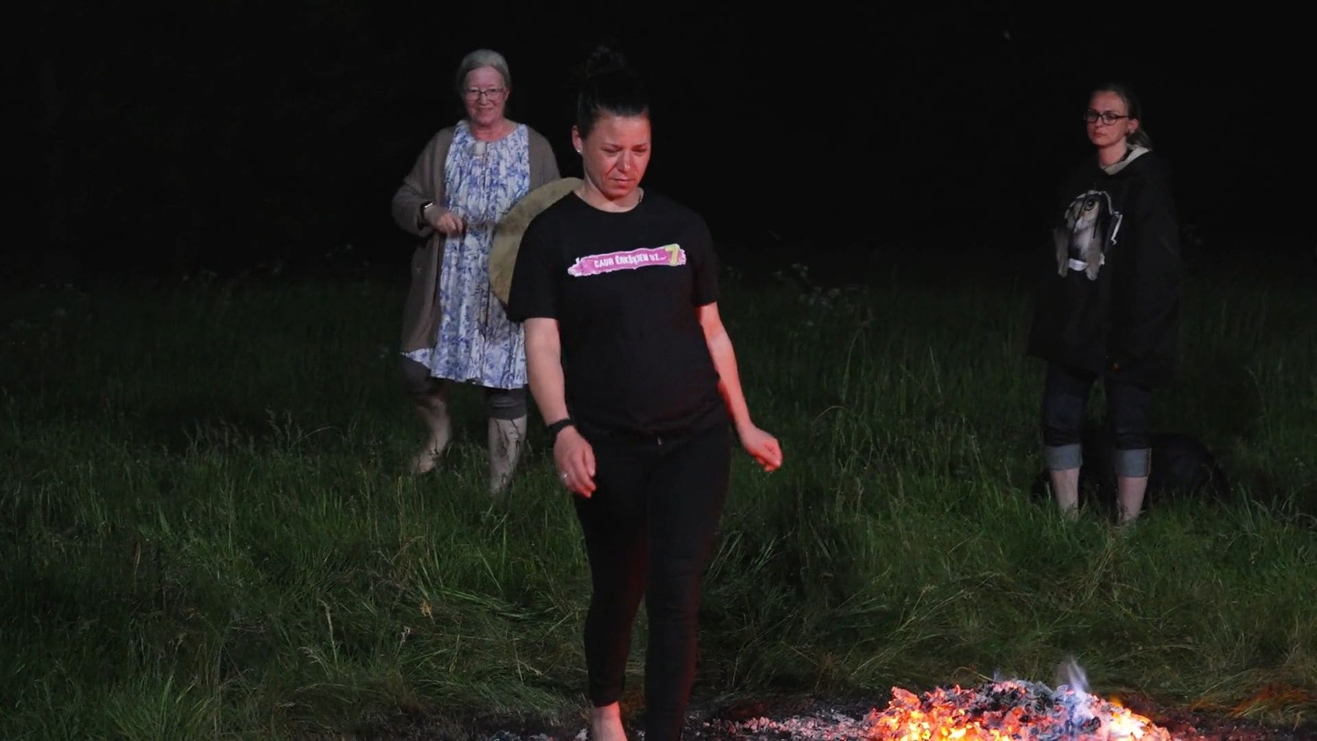 Caur ērkšķiem uz...