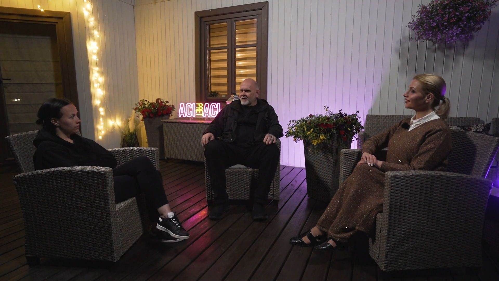 Caur ērkšķiem uz...