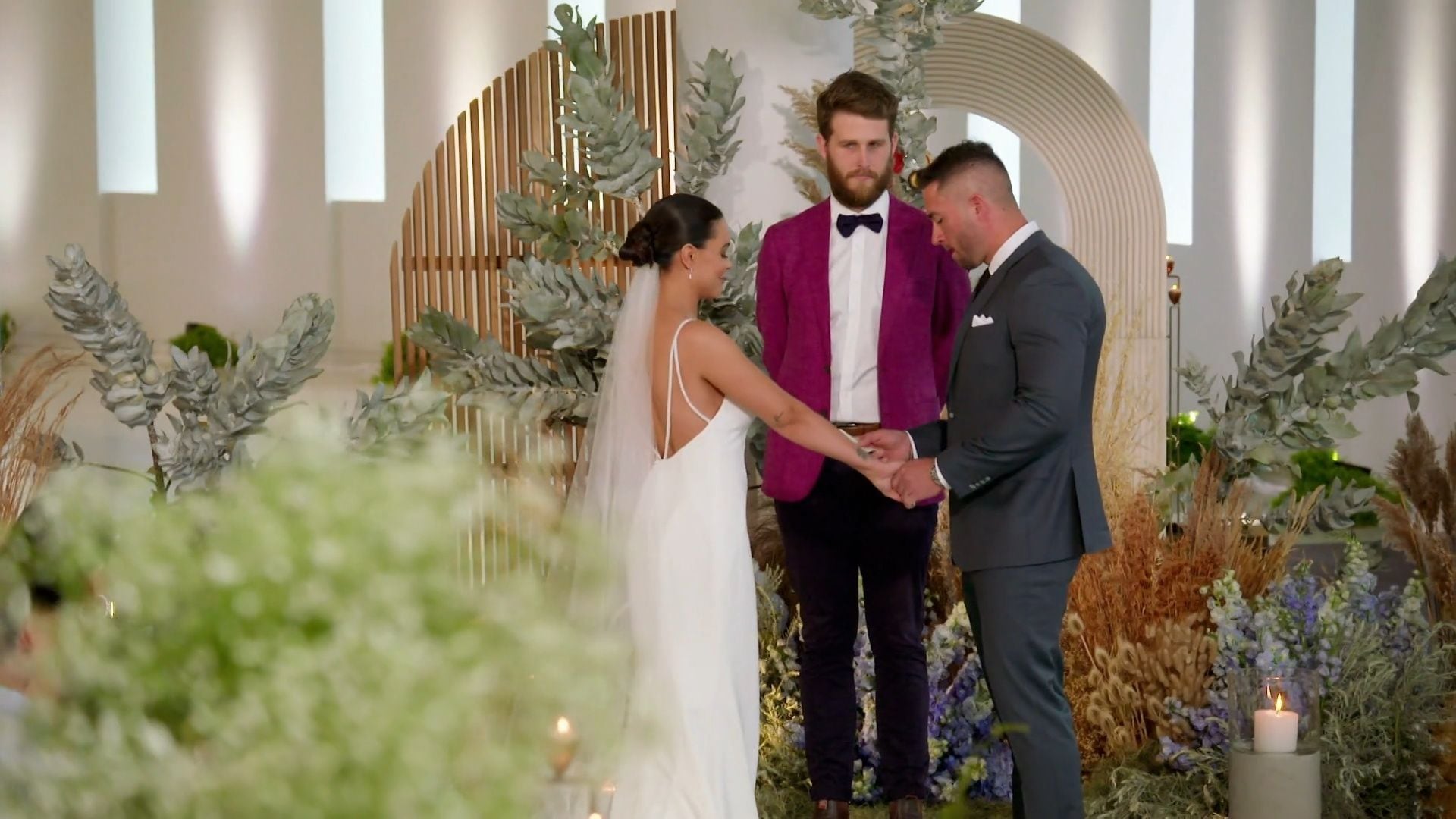 JĀ vārds svešiniekam