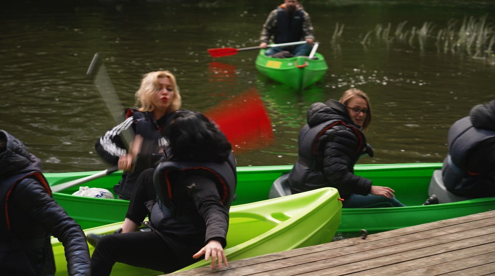 Caur ērkšķiem uz...