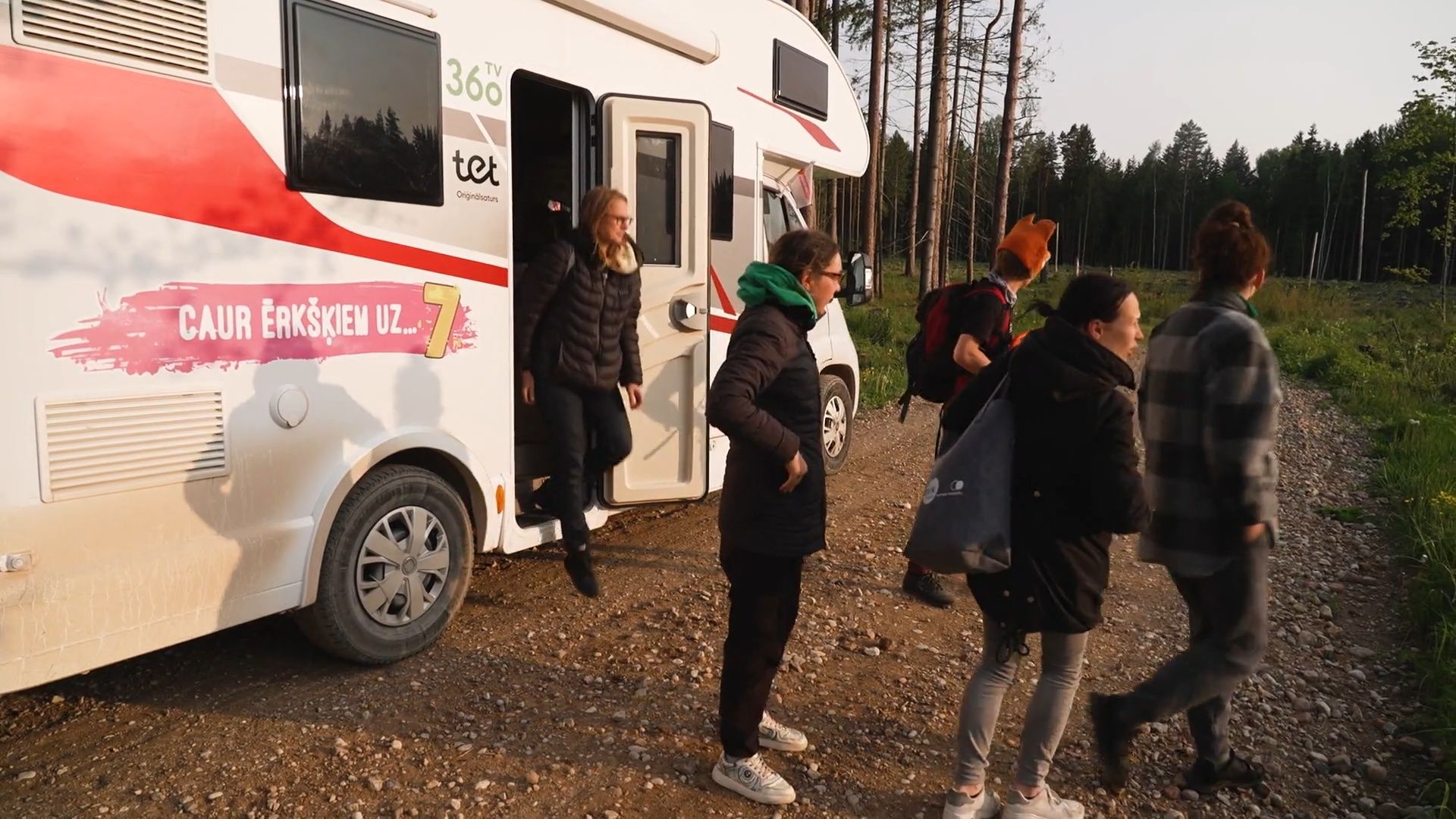 Caur ērkšķiem uz...