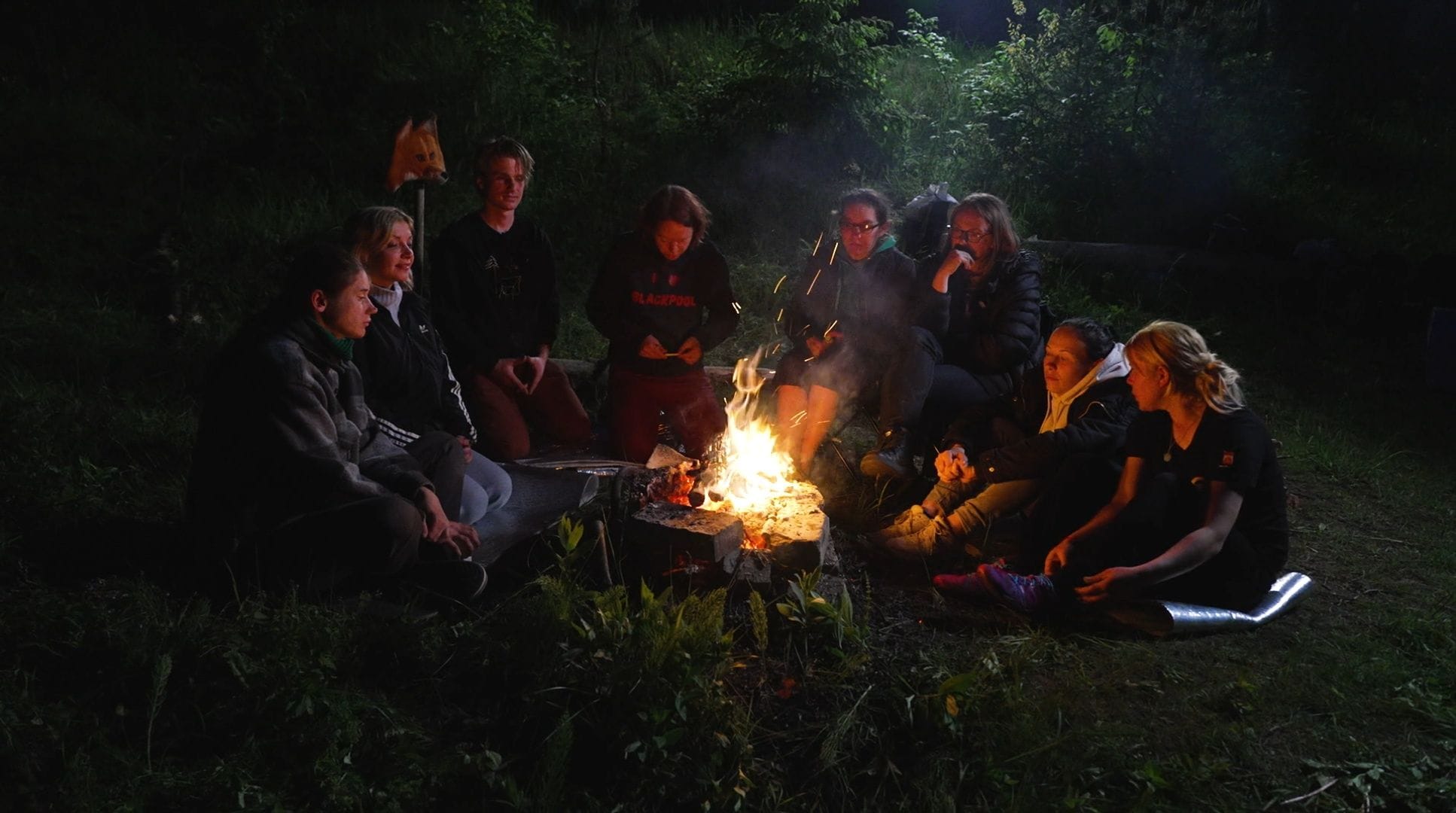 Caur ērkšķiem uz...