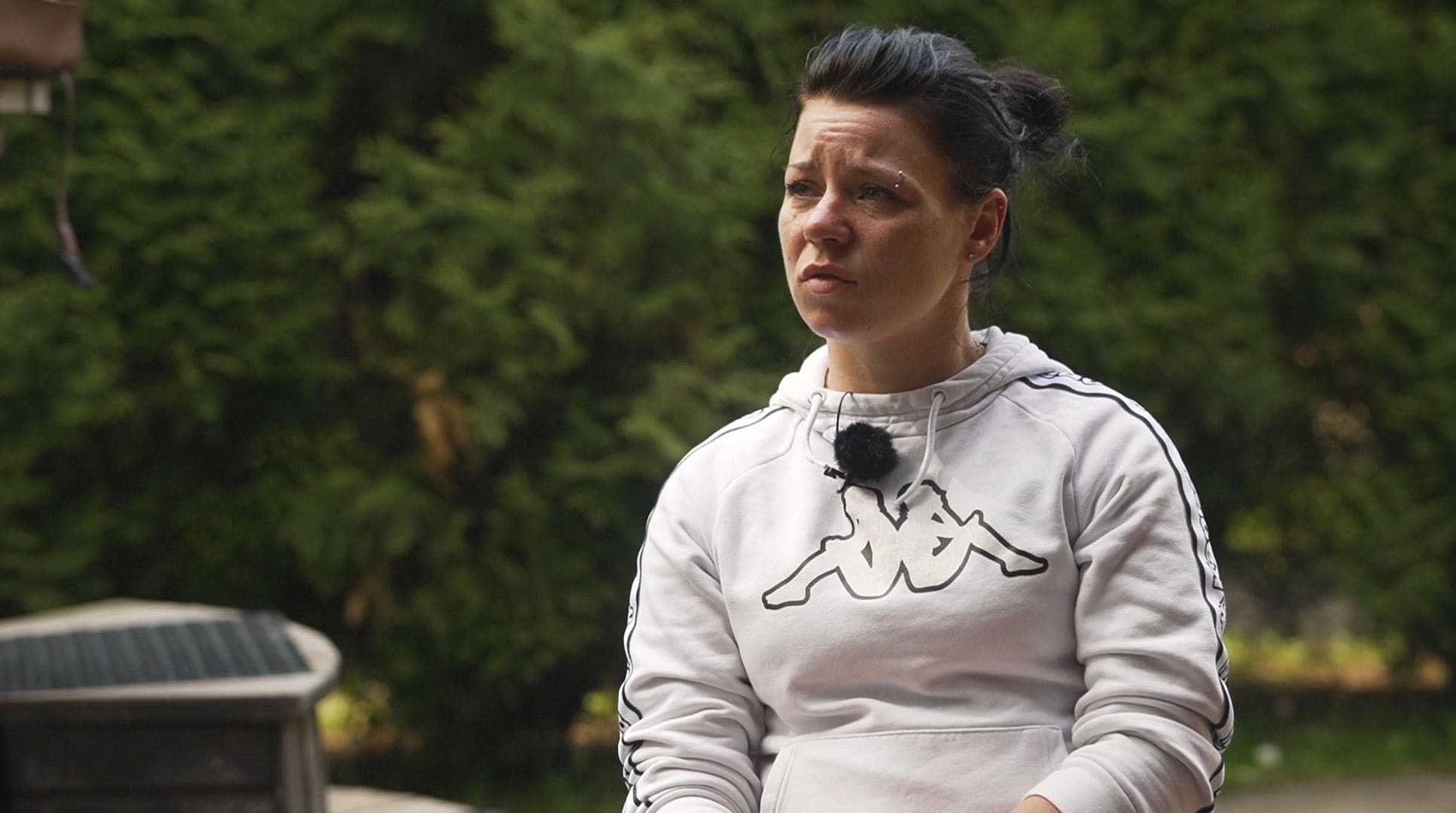 Caur ērkšķiem uz...