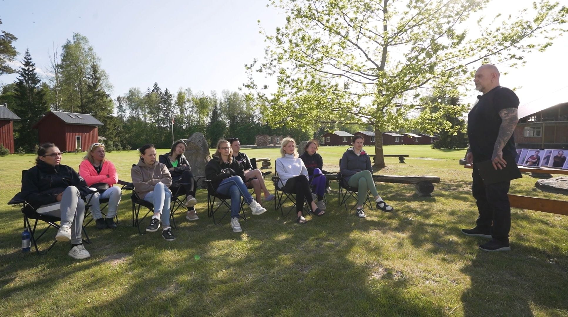 Caur ērkšķiem uz...