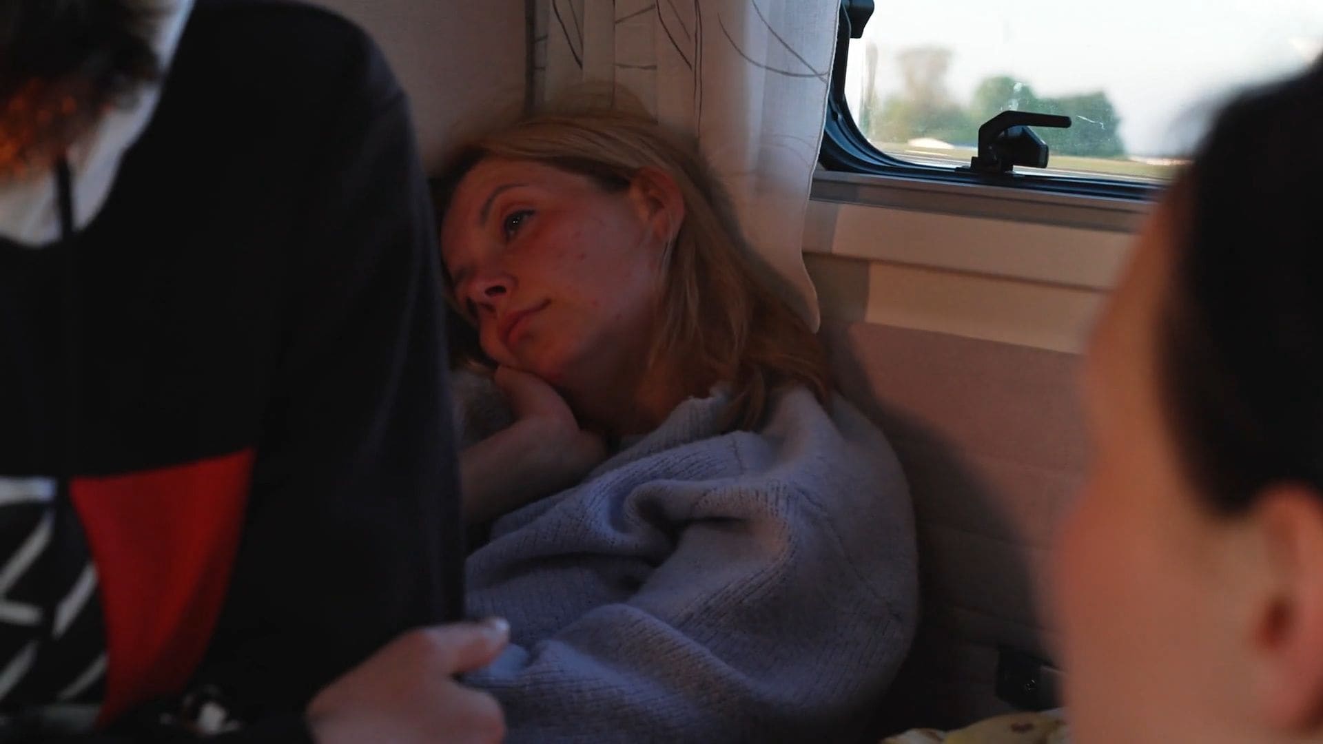 Caur ērkšķiem uz...