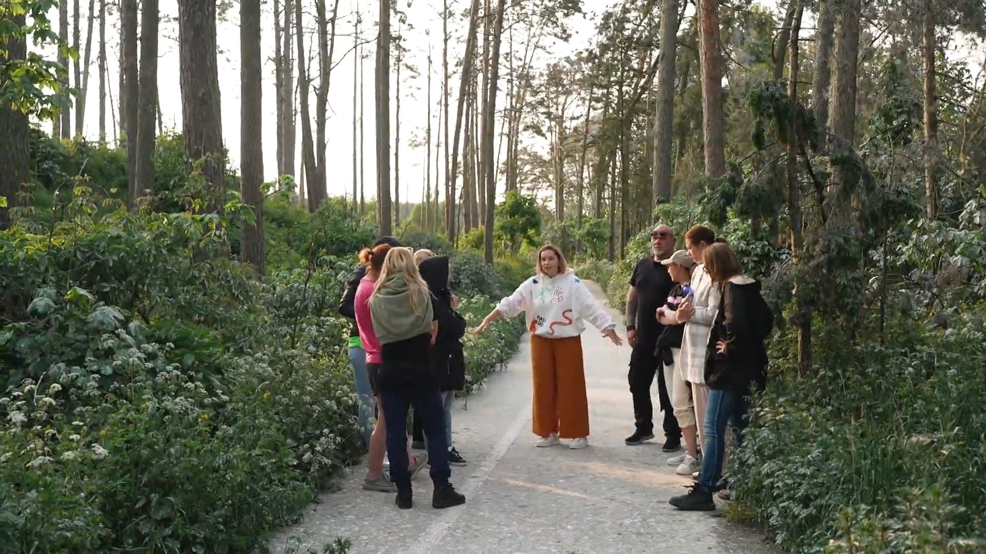 Caur ērkšķiem uz...