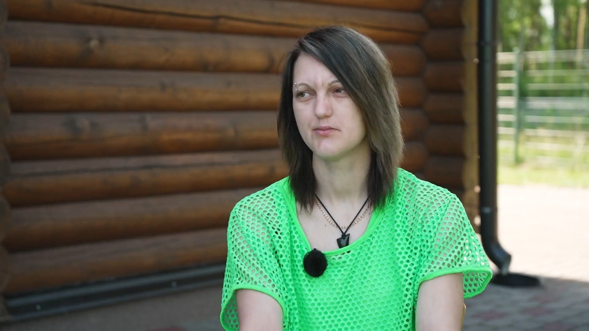 Caur ērkšķiem uz...