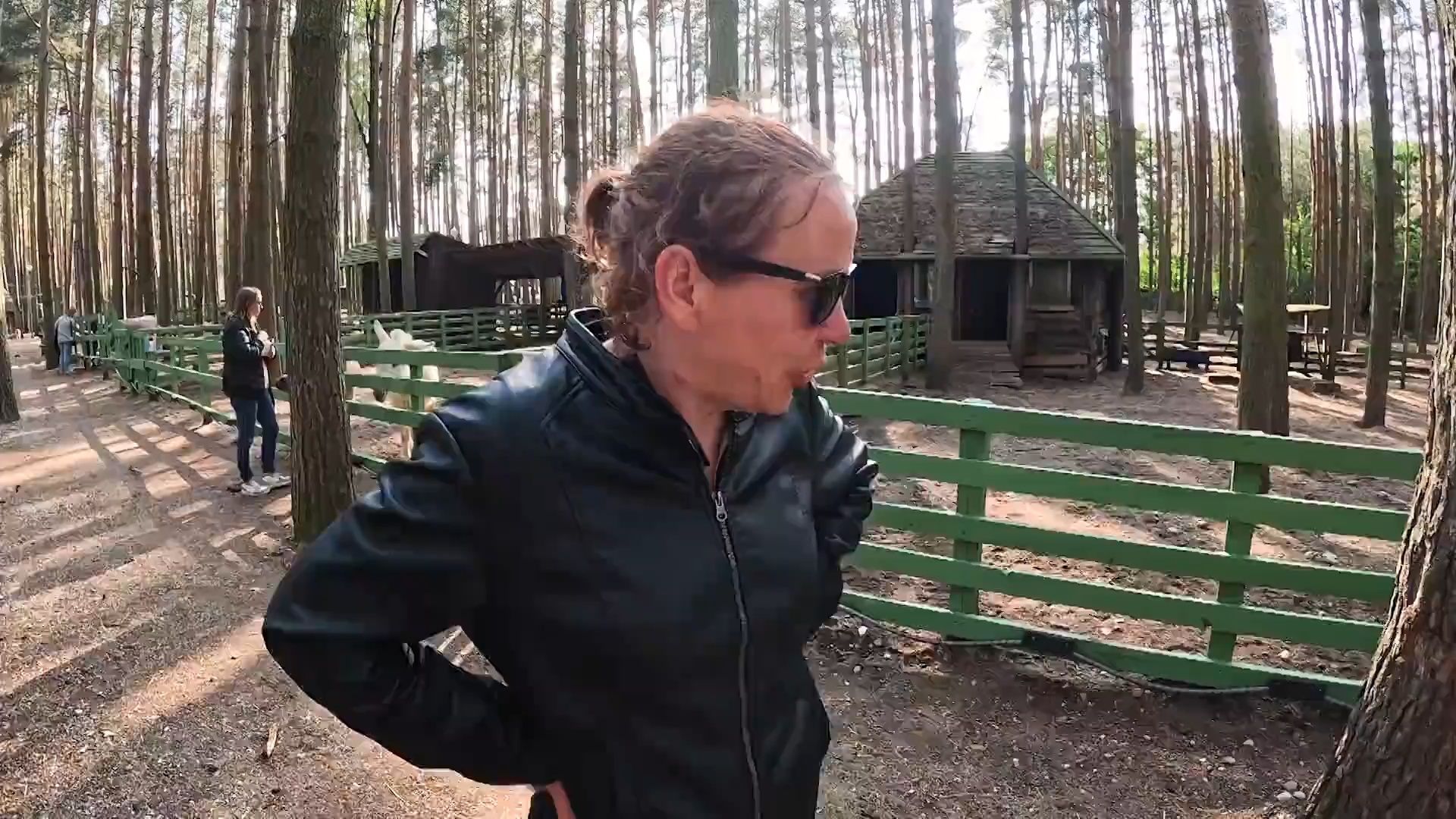 Caur ērkšķiem uz...