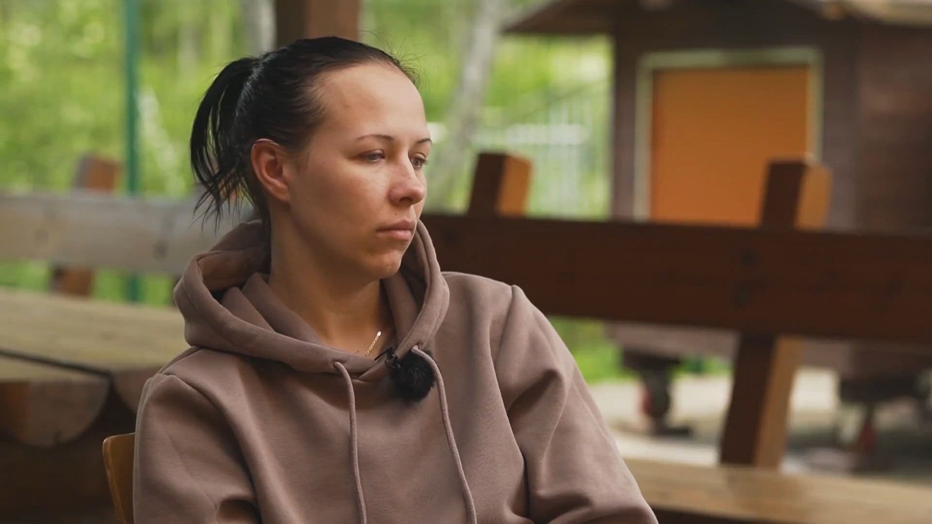 Caur ērkšķiem uz...