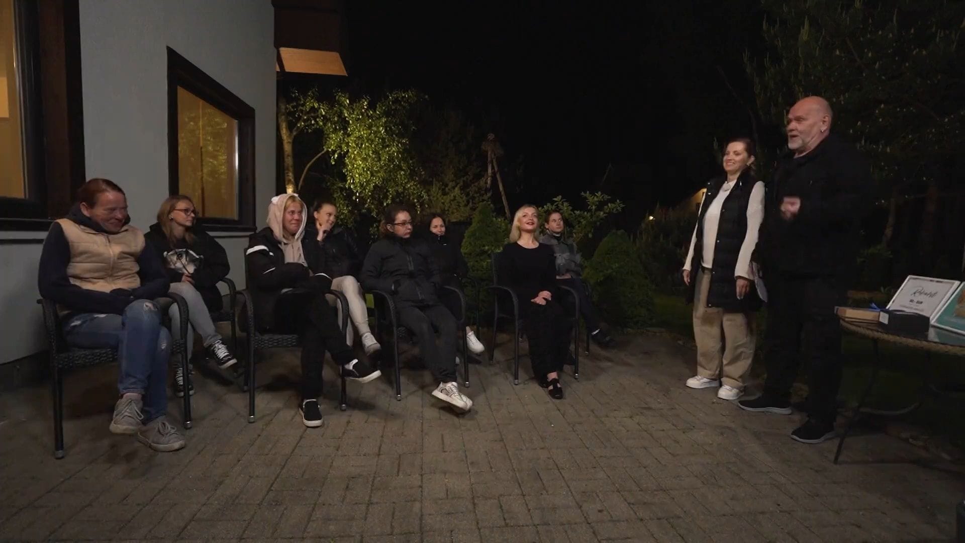 Caur ērkšķiem uz...