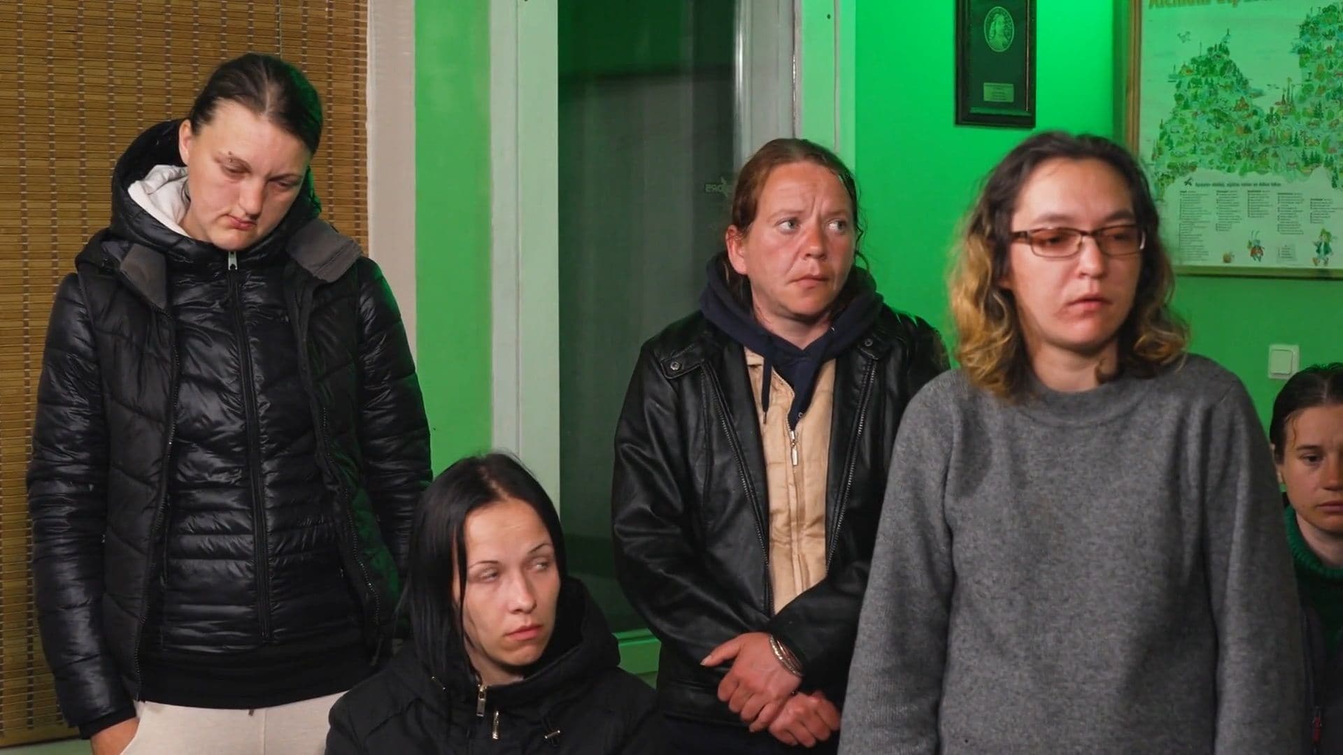 Caur ērkšķiem uz...