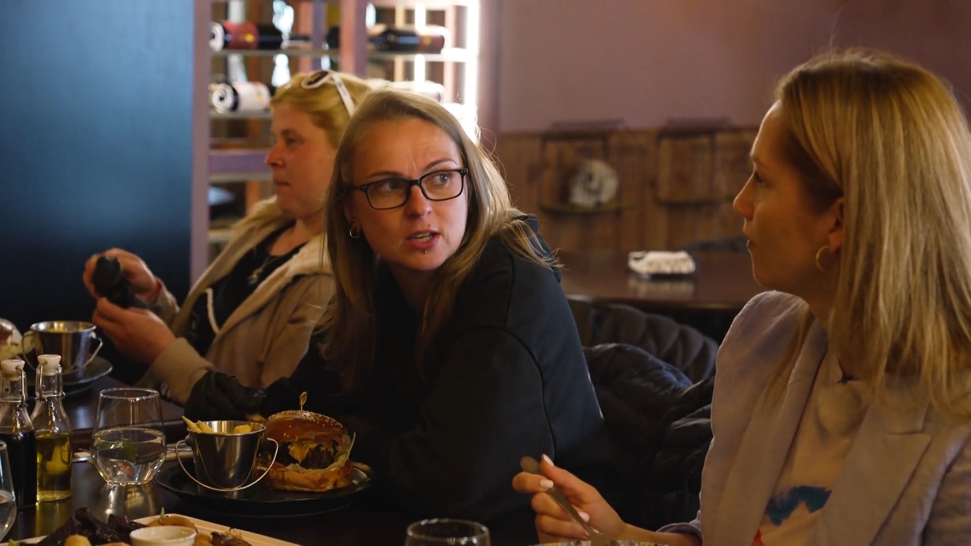 Caur ērkšķiem uz...