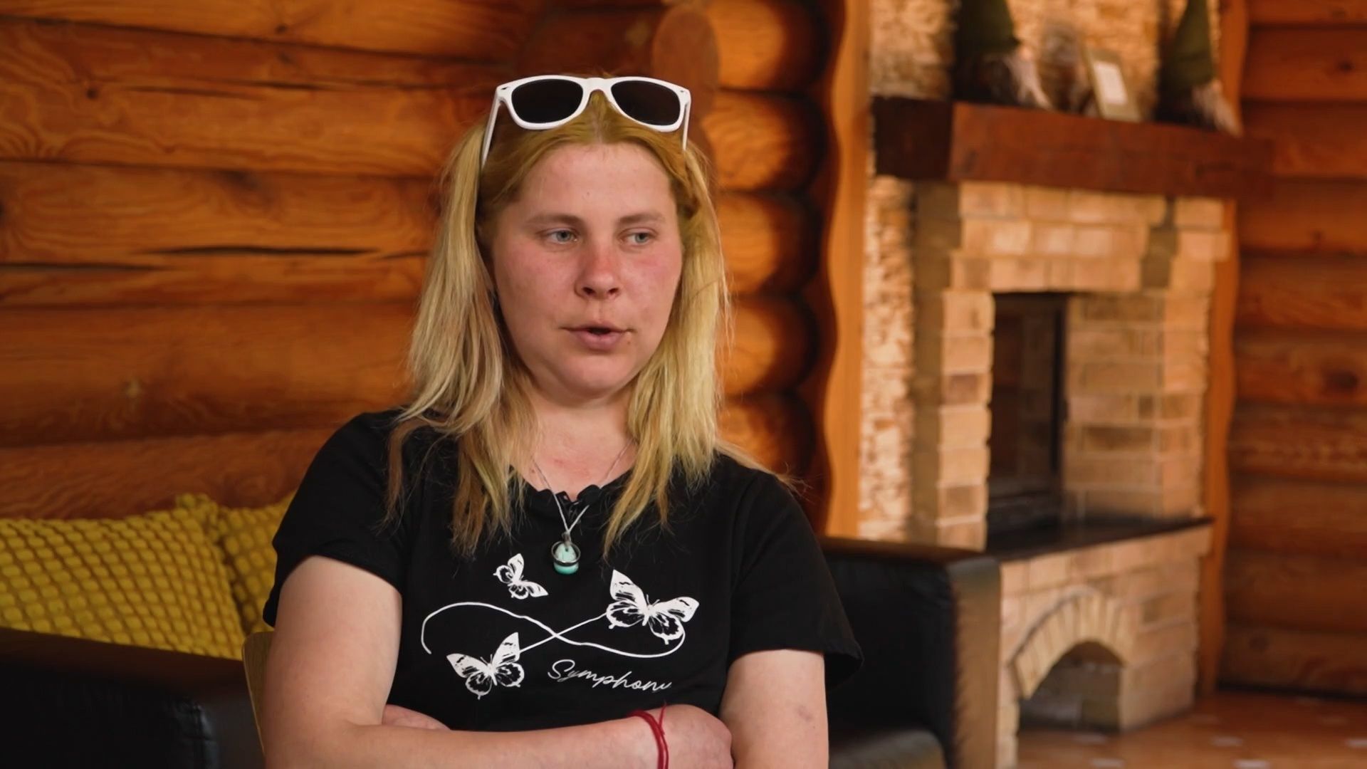 Caur ērkšķiem uz...