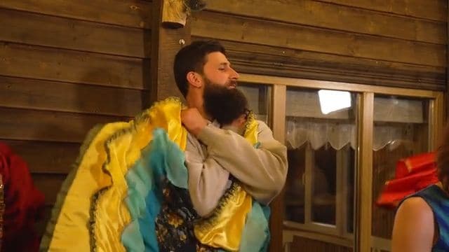 Caur ērkšķiem uz...