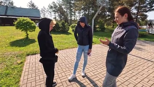 Caur ērkšķiem uz...