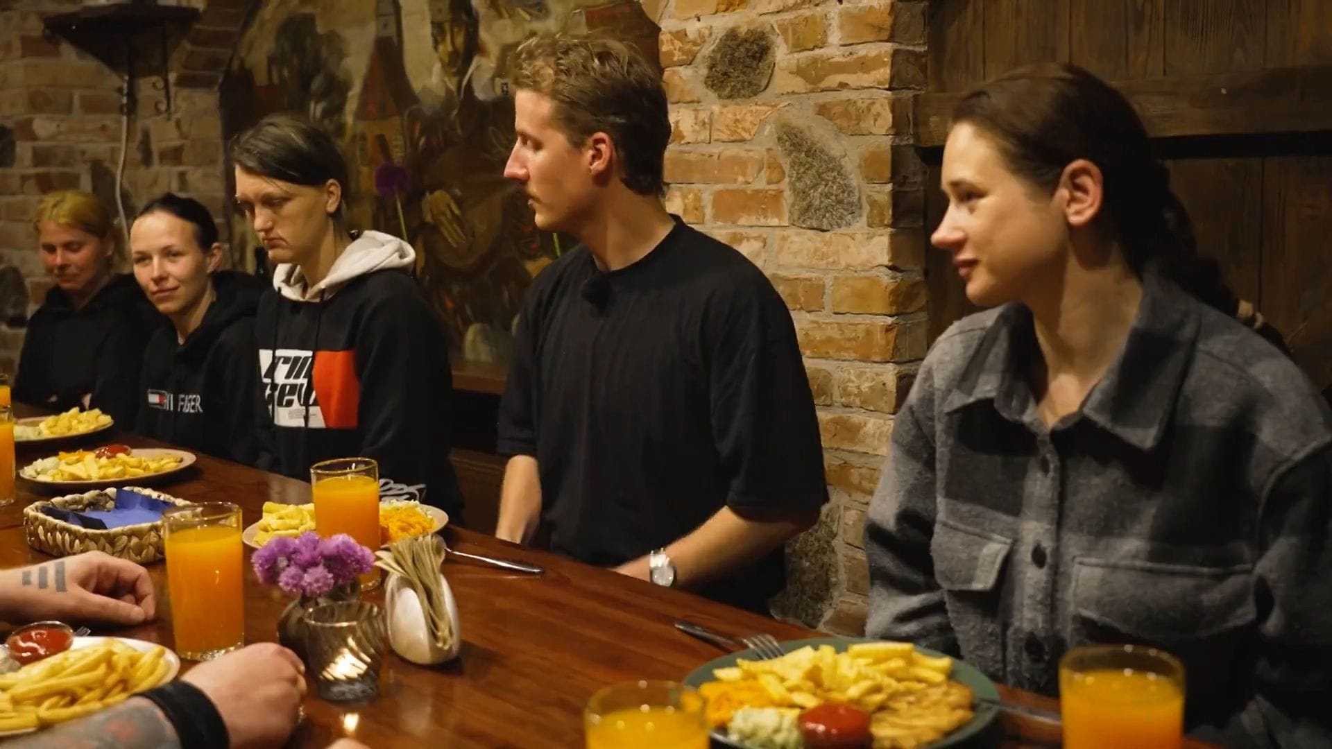 Caur ērkšķiem uz...