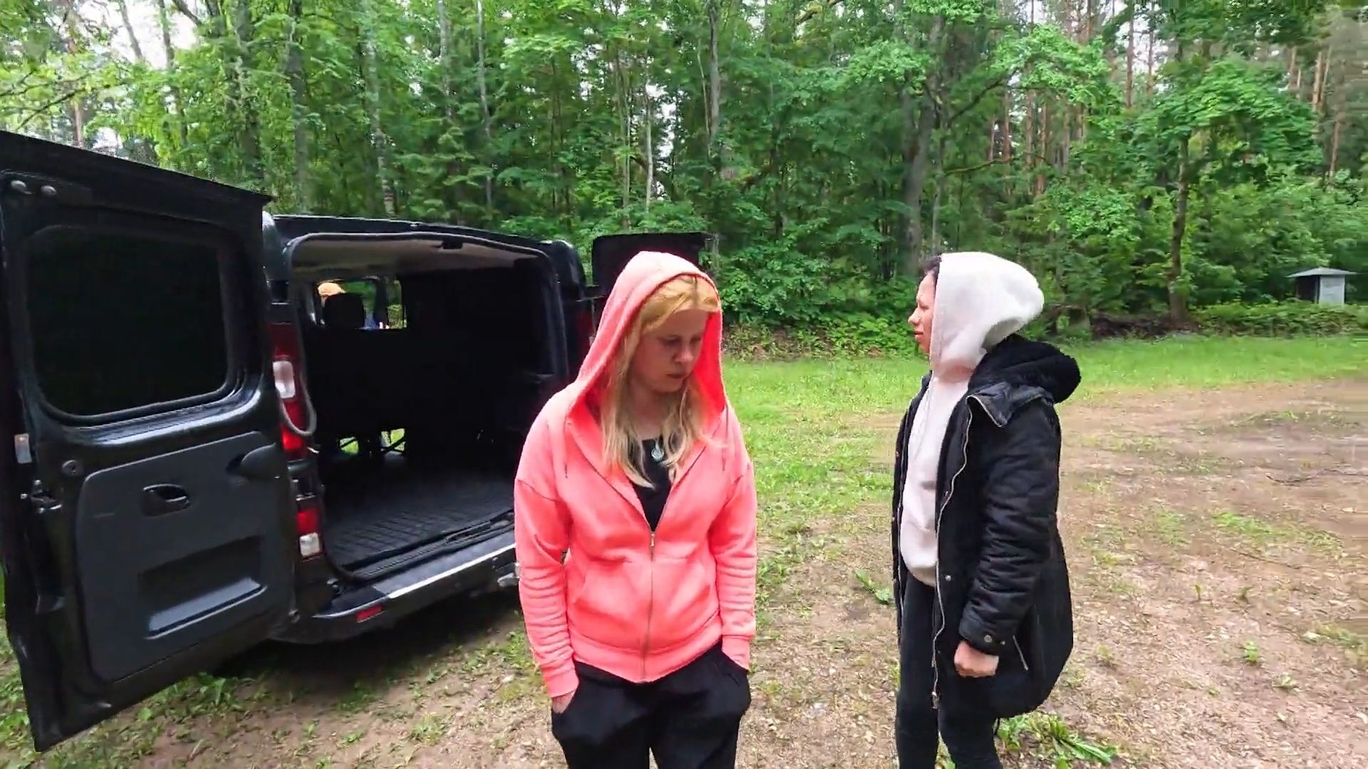 Caur ērkšķiem uz...