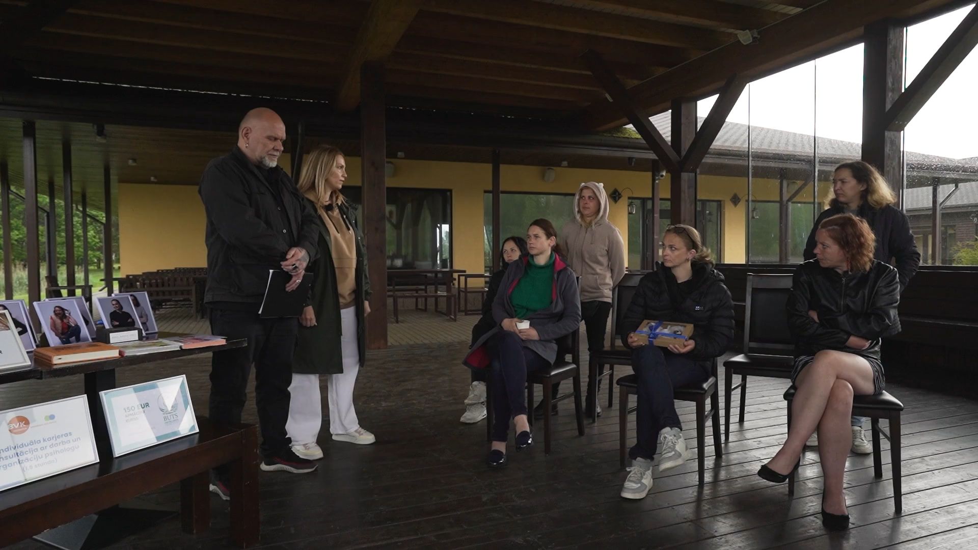 Caur ērkšķiem uz...