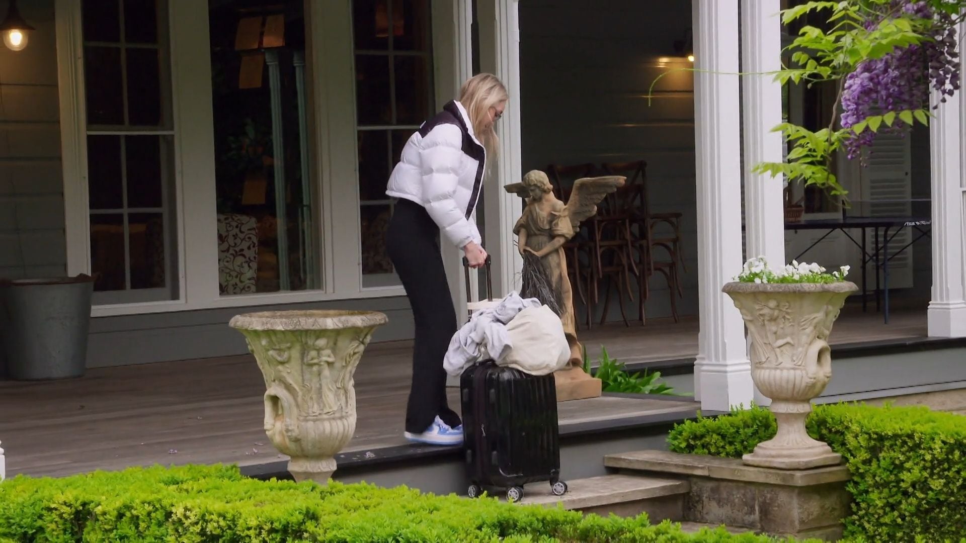 JĀ vārds svešiniekam