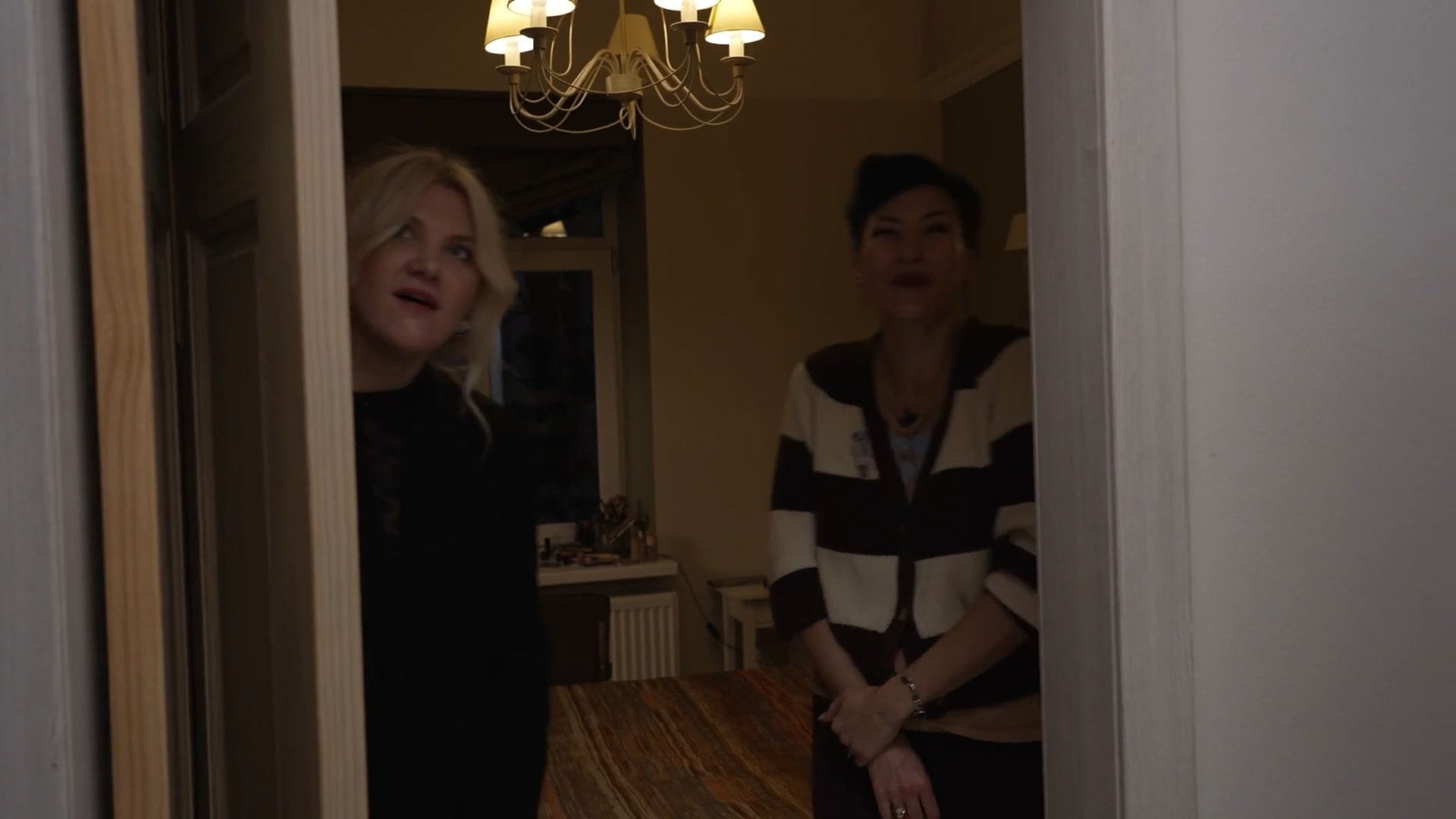 Vai kāzu zvani? Indra Salceviča Ievas Adamss skapī atrod jaunu līgavas kleitu